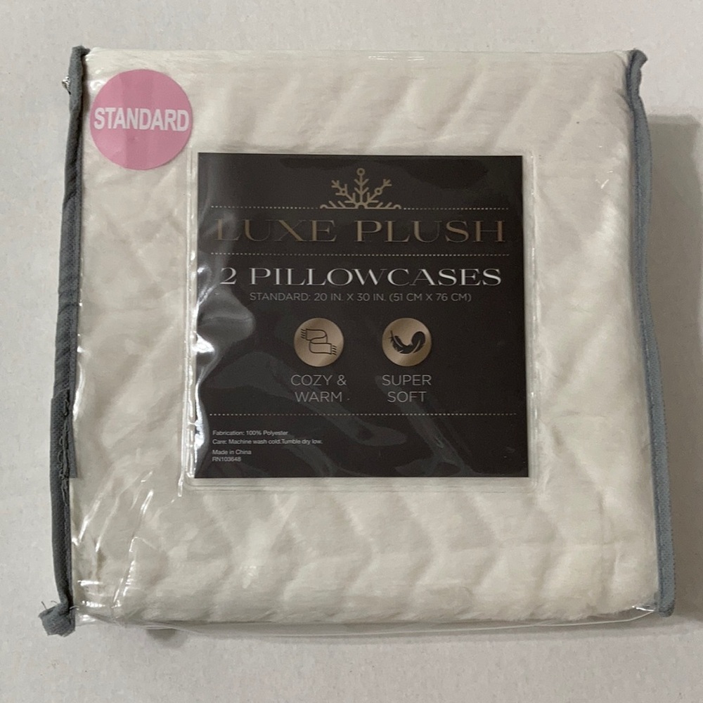 NWT 2 Luxe Plush Standard Pillowcases